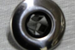 Genomföring dörrlåsknapp