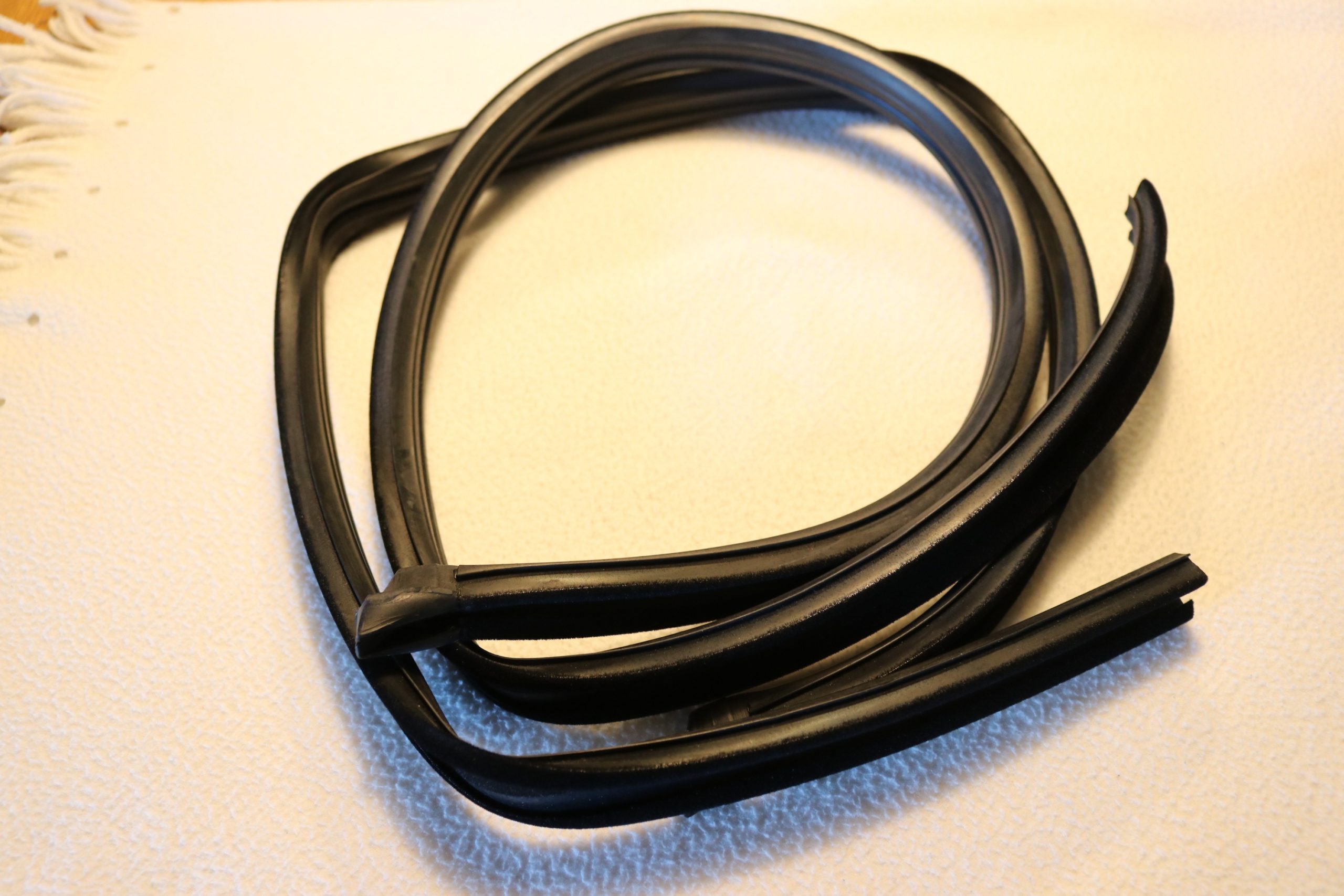 Främre u-kanal med övre rutstopp