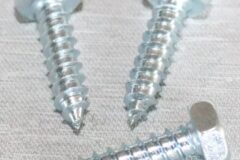 Karosseribult av typ "plåtskruv"