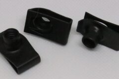 Universal mutterstycke för montering av framskärmar