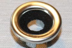 Genomföring dörrlåsknapp