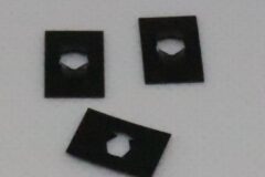 Låsplatta för emblem etc.